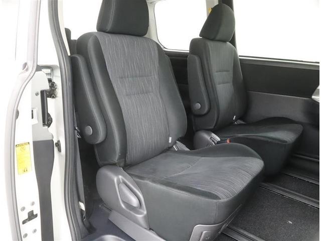 ヴォクシー ＺＳ　フルセグ　メモリーナビ　ＤＶＤ再生　ミュージックプレイヤー接続可　バックカメラ　ＥＴＣ　両側電動スライド　ＨＩＤヘッドライト　ウオークスルー　乗車定員７人　３列シート　ワンオーナー（6枚目）