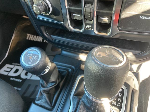 スポーツアルティテュード 200台限定車 2.0ターボ AppleCarPlay フロントサイドリアビューカメラ ワンオーナー グロスブラック純正AW ブラインドスポットモニター LEDヘッドライト デイライト フォグライト(43枚目)