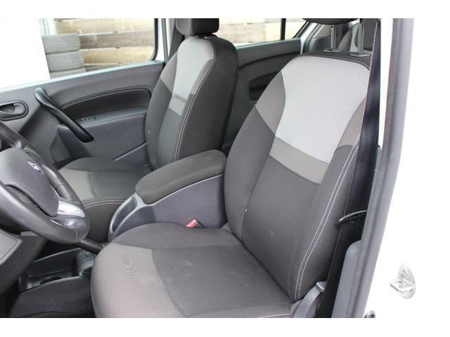 カングー 　グランカングー１．５ｄｃｉ　６速ＡＴ　ディーゼルターボ　７人乗り　左ハンドル（11枚目）