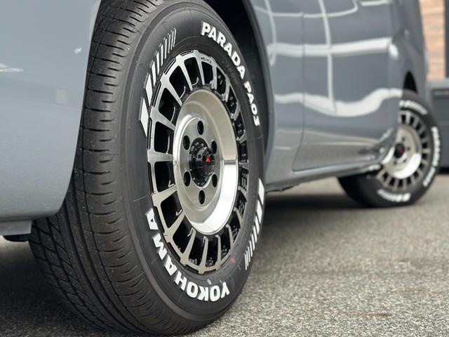 キャラバン ロンググランドプレミアムＧＸ　キャンピング仕様　ポップアップエアロルーフ　専用１６インチＡＷ　ヨコハマ（ＰＡＲＡＤＡ／ＰＡ０３）　ベッドキット　ＡｉｒＲＥＶＯ／２ｎｄシート　シンク　カセットコンロ　リア全面床張り（18枚目）