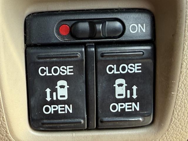 N-BOX 2トーンカラースタイル G SSパッケージ 純正ナビ/フルセグ/バックカメラ/Bluetooth/両側パワスラ/衝突軽減ブレーキ/シートヒーター/HID/IIトーンカラー/ステアリングスイッチ/キー2個/ホンダD下取車/車検整備付/禁煙車(4枚目)