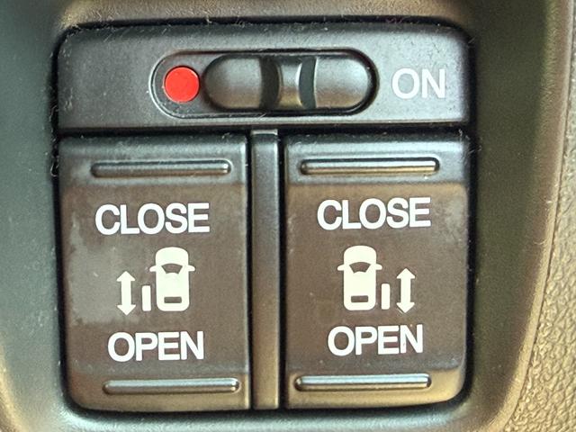 N-BOXカスタム G ターボSSブラックスタイルパッケージ 純正9インチナビ/バックカメラ/フルセグ/Bluetooth/衝突軽減ブレーキ/シートヒータ/ETC/両側パワスラ/クルコン/パドルハーフレザー/HID/LEDフォグ/ホンダD下取車/禁煙/車検整備付(4枚目)