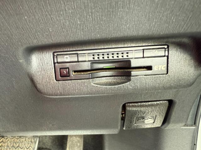 プリウス Ｇ　最終後期型／レーダークルーズ／純正ナビ／ＴＶ／Ｂｌｕｅｔｏｏｔｈ／バックカメラ／純正ドラレコ／ＥＴＣ車載器／衝突軽減ブレーキ／パワーシート／ハーフレザー／キー２個／ＨＩＤ／Ｆフォグランプ／車検整備付（22枚目）