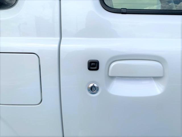 スマートキーなので鍵をカバンに入れたままドアノブ横のスイッチを押すとドアロックの開閉が可能です。