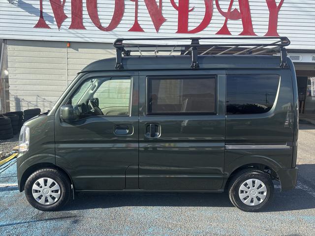 エブリイ ＰＣ　車中泊　プチキャンＴＲＹ２キット　ナビ　フルセグＴＶ　バックカメラ　ＥＴＣ　後席用モニター　ＬＥＤイルミライト　遮光カーテン　網戸　ベッドキット　タフレックルーフキャリア　ブレーキサポート（8枚目）