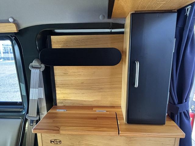 エブリイ ＰＣ　車中泊　プチキャンＴＲＹ２キット　ナビ　フルセグＴＶ　バックカメラ　ＥＴＣ　後席用モニター　ＬＥＤイルミライト　遮光カーテン　網戸　ベッドキット　タフレックルーフキャリア　ブレーキサポート（26枚目）