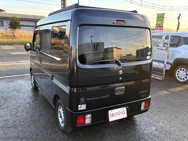 エブリイ ＰＣリミテッド　車中泊仕様　岡モータース＜ミニチュアクルーズＳＶ＞　ワンオーナー　リクライニングベッド　ソーラーパネル　外部充電　シンク　走行充電　サブバッテリー２個　間接照明　ナビ　ＴＶ　バックカメラ　ＥＴＣ（5枚目）