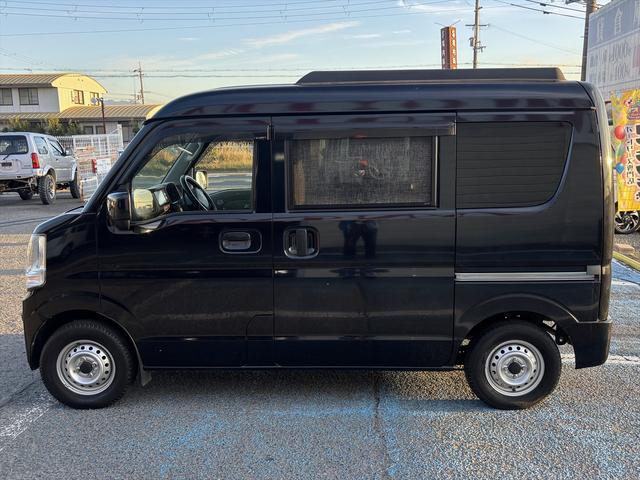 エブリイ ＰＣリミテッド　車中泊仕様　岡モータース＜ミニチュアクルーズＳＶ＞　ワンオーナー　リクライニングベッド　ソーラーパネル　外部充電　シンク　走行充電　サブバッテリー２個　間接照明　ナビ　ＴＶ　バックカメラ　ＥＴＣ（9枚目）