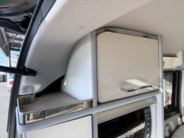 エブリイ ＰＣリミテッド　車中泊仕様　岡モータース＜ミニチュアクルーズＳＶ＞　ワンオーナー　リクライニングベッド　ソーラーパネル　外部充電　シンク　走行充電　サブバッテリー２個　間接照明　ナビ　ＴＶ　バックカメラ　ＥＴＣ（16枚目）