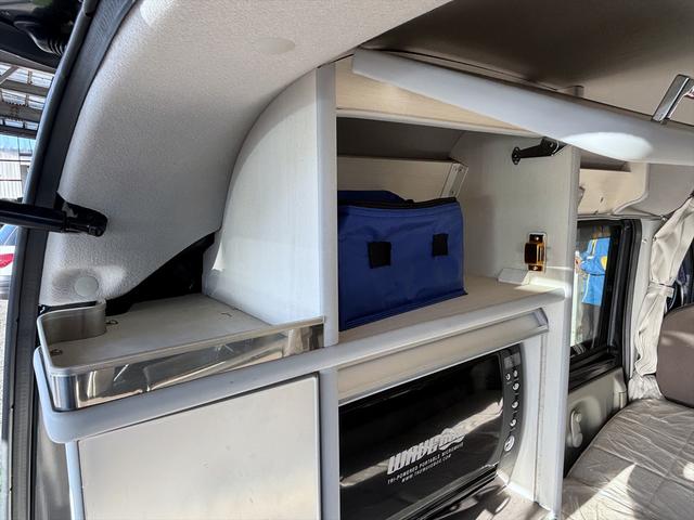 エブリイ ＰＣリミテッド　車中泊仕様　岡モータース＜ミニチュアクルーズＳＶ＞　ワンオーナー　リクライニングベッド　ソーラーパネル　外部充電　シンク　走行充電　サブバッテリー２個　間接照明　ナビ　ＴＶ　バックカメラ　ＥＴＣ（17枚目）