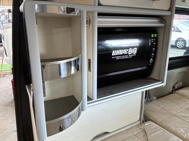 エブリイ ＰＣリミテッド　車中泊仕様　岡モータース＜ミニチュアクルーズＳＶ＞　ワンオーナー　リクライニングベッド　ソーラーパネル　外部充電　シンク　走行充電　サブバッテリー２個　間接照明　ナビ　ＴＶ　バックカメラ　ＥＴＣ（18枚目）