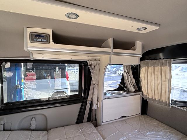 エブリイ ＰＣリミテッド　車中泊仕様　岡モータース＜ミニチュアクルーズＳＶ＞　ワンオーナー　リクライニングベッド　ソーラーパネル　外部充電　シンク　走行充電　サブバッテリー２個　間接照明　ナビ　ＴＶ　バックカメラ　ＥＴＣ（20枚目）