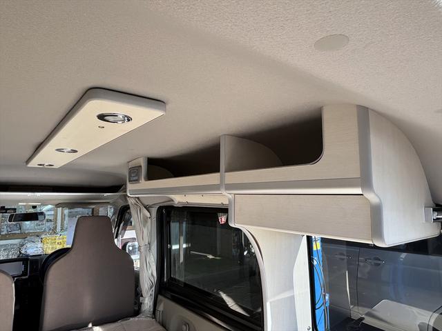 エブリイ ＰＣリミテッド　車中泊仕様　岡モータース＜ミニチュアクルーズＳＶ＞　ワンオーナー　リクライニングベッド　ソーラーパネル　外部充電　シンク　走行充電　サブバッテリー２個　間接照明　ナビ　ＴＶ　バックカメラ　ＥＴＣ（21枚目）