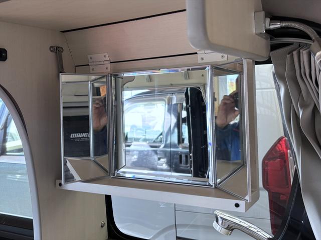 エブリイ ＰＣリミテッド　車中泊仕様　岡モータース＜ミニチュアクルーズＳＶ＞　ワンオーナー　リクライニングベッド　ソーラーパネル　外部充電　シンク　走行充電　サブバッテリー２個　間接照明　ナビ　ＴＶ　バックカメラ　ＥＴＣ（23枚目）