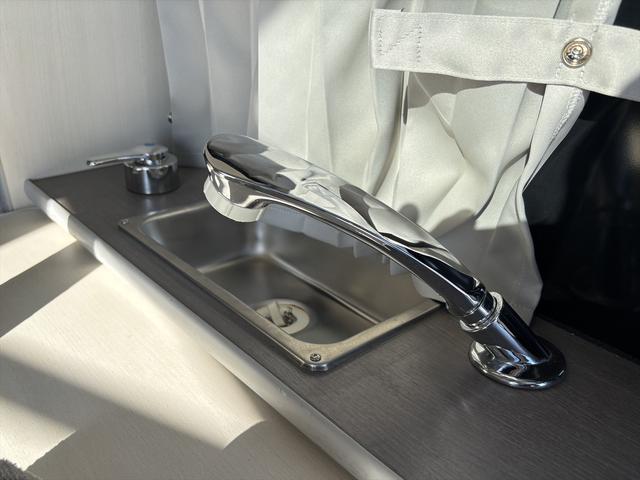 エブリイ ＰＣリミテッド　車中泊仕様　岡モータース＜ミニチュアクルーズＳＶ＞　ワンオーナー　リクライニングベッド　ソーラーパネル　外部充電　シンク　走行充電　サブバッテリー２個　間接照明　ナビ　ＴＶ　バックカメラ　ＥＴＣ（24枚目）