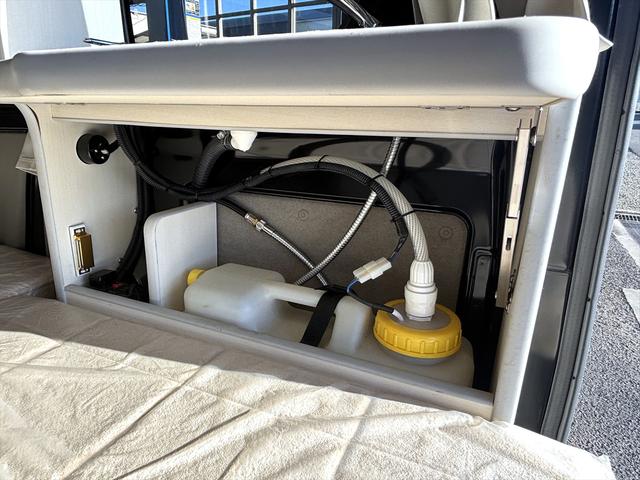 エブリイ ＰＣリミテッド　車中泊仕様　岡モータース＜ミニチュアクルーズＳＶ＞　ワンオーナー　リクライニングベッド　ソーラーパネル　外部充電　シンク　走行充電　サブバッテリー２個　間接照明　ナビ　ＴＶ　バックカメラ　ＥＴＣ（25枚目）
