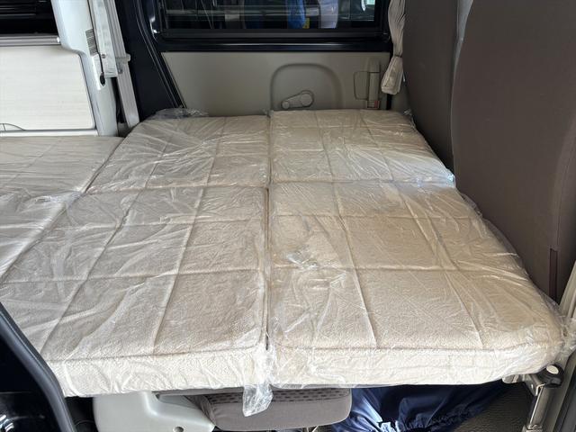 エブリイ ＰＣリミテッド　車中泊仕様　岡モータース＜ミニチュアクルーズＳＶ＞　ワンオーナー　リクライニングベッド　ソーラーパネル　外部充電　シンク　走行充電　サブバッテリー２個　間接照明　ナビ　ＴＶ　バックカメラ　ＥＴＣ（26枚目）