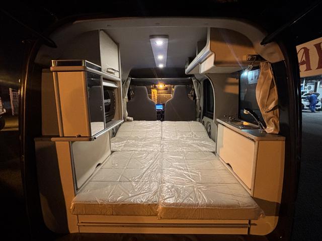 エブリイ ＰＣリミテッド　車中泊仕様　岡モータース＜ミニチュアクルーズＳＶ＞　ワンオーナー　リクライニングベッド　ソーラーパネル　外部充電　シンク　走行充電　サブバッテリー２個　間接照明　ナビ　ＴＶ　バックカメラ　ＥＴＣ（30枚目）