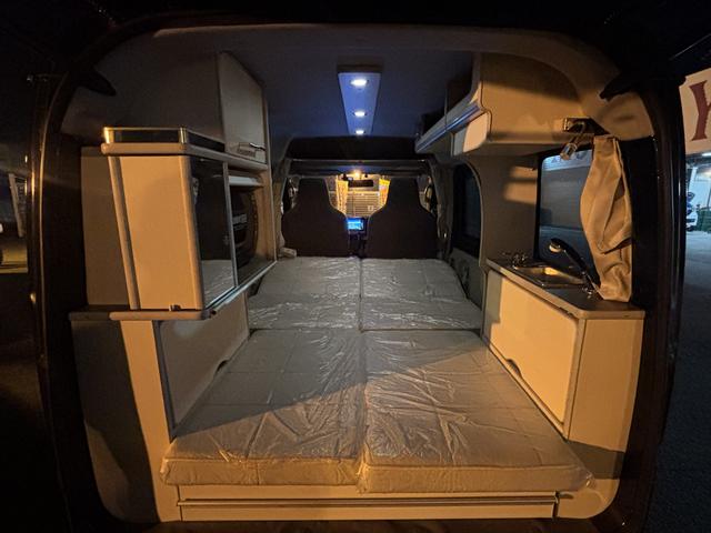 エブリイ ＰＣリミテッド　車中泊仕様　岡モータース＜ミニチュアクルーズＳＶ＞　ワンオーナー　リクライニングベッド　ソーラーパネル　外部充電　シンク　走行充電　サブバッテリー２個　間接照明　ナビ　ＴＶ　バックカメラ　ＥＴＣ（31枚目）