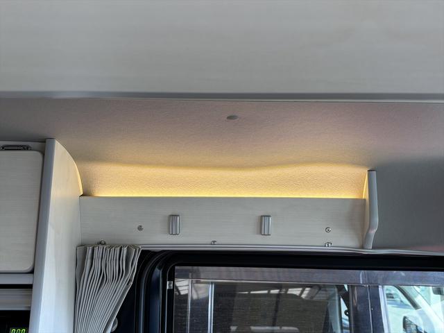 エブリイ ＰＣリミテッド　車中泊仕様　岡モータース＜ミニチュアクルーズＳＶ＞　ワンオーナー　リクライニングベッド　ソーラーパネル　外部充電　シンク　走行充電　サブバッテリー２個　間接照明　ナビ　ＴＶ　バックカメラ　ＥＴＣ（32枚目）