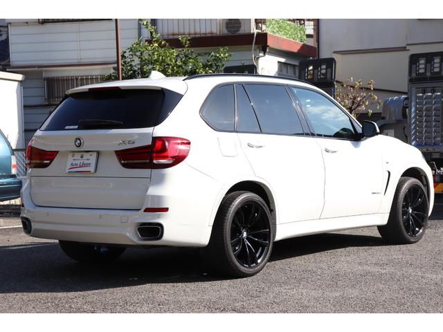 Ｘ５ リミテッドホワイト　２年間保証付　限定車　電動サンルーフ　黒革シート　シートヒーター　ハーマンカードン　ソフトクローズ　純正ＨＤＤナビ　地デジＴＶ　サラウンドビュー　純正２０インチＡＷ　パワーバックドア　ＡＣＣ　ＥＴＣ（6枚目）