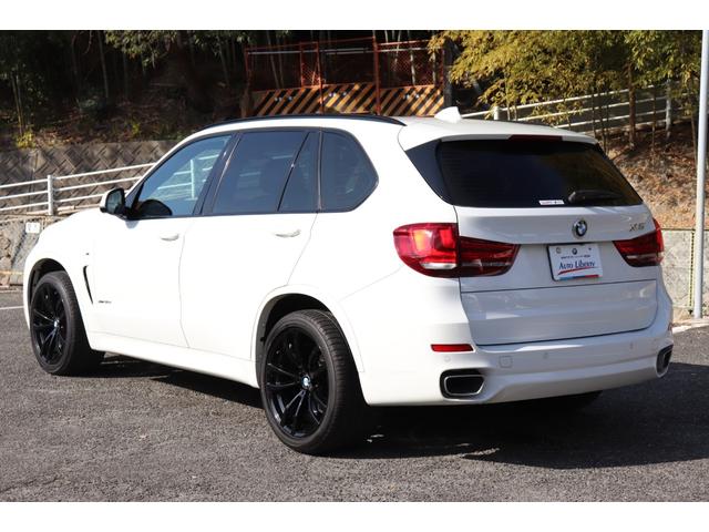 Ｘ５ リミテッドホワイト　２年間保証付　限定車　電動サンルーフ　黒革シート　シートヒーター　ハーマンカードン　ソフトクローズ　純正ＨＤＤナビ　地デジＴＶ　サラウンドビュー　純正２０インチＡＷ　パワーバックドア　ＡＣＣ　ＥＴＣ（8枚目）