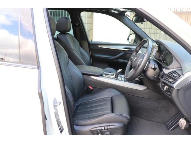 Ｘ５ リミテッドホワイト　２年間保証付　限定車　電動サンルーフ　黒革シート　シートヒーター　ハーマンカードン　ソフトクローズ　純正ＨＤＤナビ　地デジＴＶ　サラウンドビュー　純正２０インチＡＷ　パワーバックドア　ＡＣＣ　ＥＴＣ（21枚目）