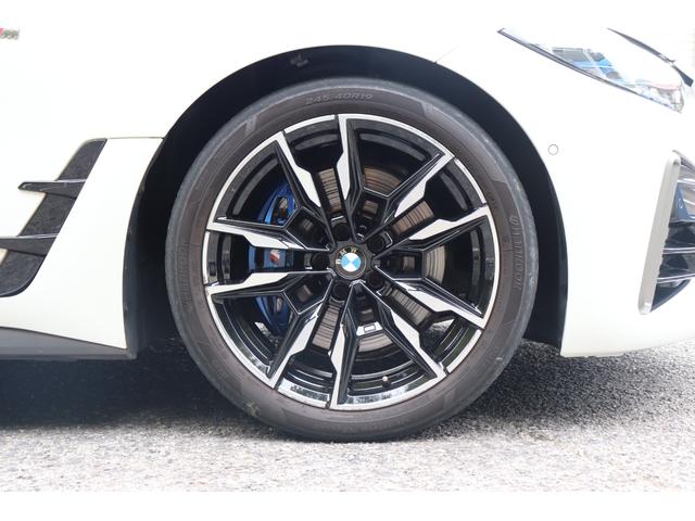 ４シリーズ Ｍ４４０ｉ　ｘＤｒｉｖｅグランクーペ　２年間保証付　カーブドディスプレイ　黒革シート　シートヒーター　アダプティブＭサスペンション　フルセグＴＶ　Ｈａｒｍａｎ／Ｋａｒｄｏｎ　レーザーライト　全方位カメラ　ワイヤレス充電　ＡＣＣ　ＨＵＤ（13枚目）
