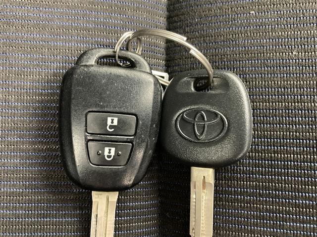 カローラフィールダー ハイブリッド　社外ナビ　バックモニター　ＥＴＣ　ナノイーエアコン　電動格納ミラー　レーンキープアシスト　ＣＤ・ＤＶＤ再生　ブルートゥース　ＥＴＣ　トヨタセーフティセンス　キーレスエントリー　アイドリングストップ（19枚目）