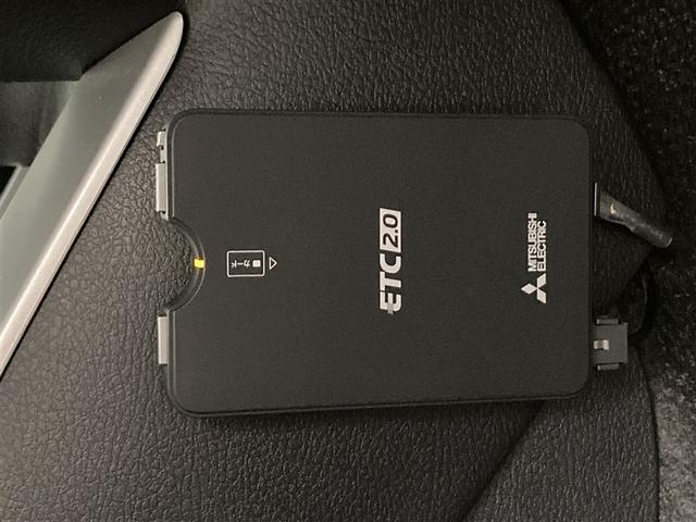 カローラフィールダー ハイブリッド　社外ナビ　バックモニター　ＥＴＣ　ナノイーエアコン　電動格納ミラー　レーンキープアシスト　ＣＤ・ＤＶＤ再生　ブルートゥース　ＥＴＣ　トヨタセーフティセンス　キーレスエントリー　アイドリングストップ（20枚目）