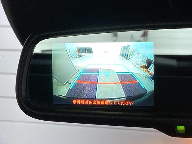 ������̃o�b�N�J�����͉�ʂɃ��C�����\������Ă���܂��̂ŁA�o�b�N���̃N���}�̐i�s�����̖ڈ��ɂȂ�܂��B��荂�����x���ŎԌɓ�����T�|�[�g����A�֗��ȋ@�\�ł��ˁB