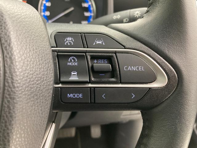 前方の車との車間を設定し、スピードを上げたり緩めたりを自動で行ってくれる追尾式の「レーダークルーズ」。上級装備の一つです！高級車にしかつかない嬉しい機能です。