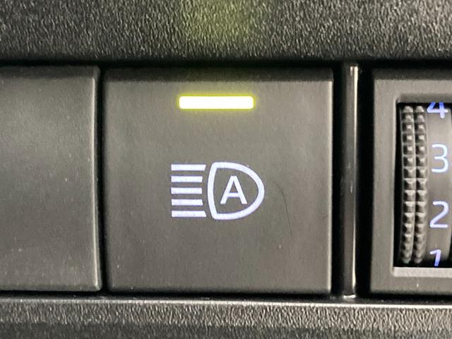 対向車がいないとき、見通しの悪い道路は暗くて怖いですよね。。。こちらのクルマはオートマチックハイビーム搭載です！対向車の有無で自動でハイ・ロウビームに切り替えます。