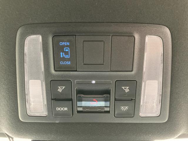 左側はパワースライドドアで、両手が荷物でいっぱいの時でもドアの開閉がラクラクです♪安全装置も付いているので、お子様の乗り降りも安心です。