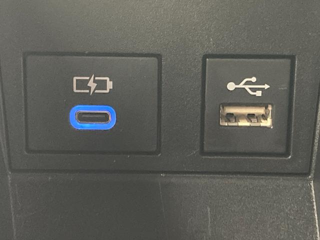 こちらのクルマはＵＳＢ接続コネクタも装備されています♪スマホの充電などにお使い下さい。ご旅行中での充電切れも、これなら心配いりませんね！