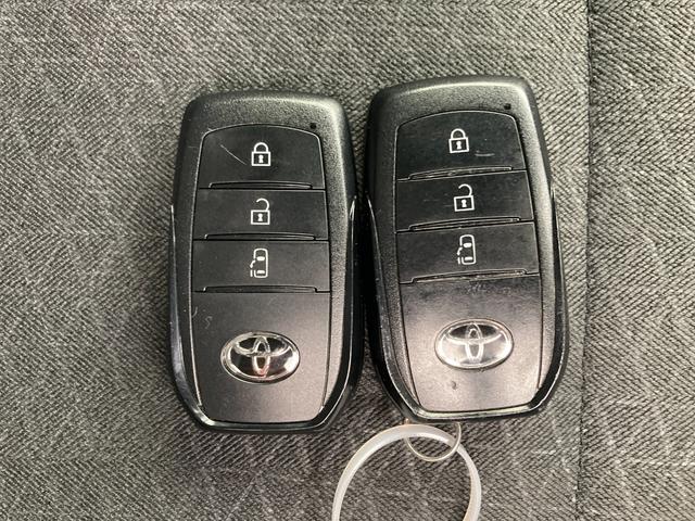 ドアの開閉時、両手が荷物で塞がっている時はキーレスでのカギの解除が大変ですよね。スマートキーはポケットやバッグに入れておけば、ドアロックの解除がやエンジンスタートが可能です。とても便利な機能ですね。