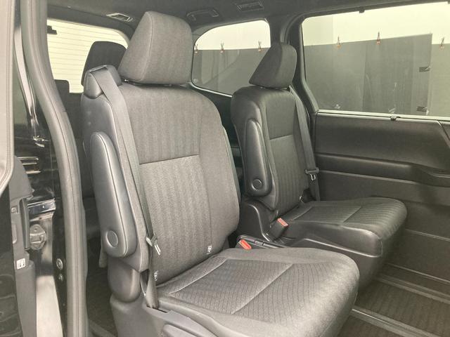 後部座席のスペースもしっかり確保しております。大人の方が乗るにも十分で、チャイルドシートをつけてもお子様の乗り降りもラクラクです。長時間ドライブも疲れにくそうですね。