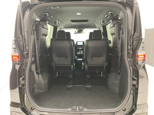 写真のように後部座席を跳ね上げれば、普段なかなか載せることのないような大きな荷物もしっかり積むことができそうですね。