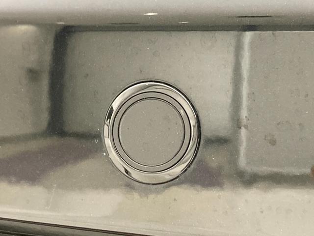 ＩＣＳです。目の前の壁との衝突を避ける事を最優先に、ドライバーがアクセルを踏んでもブレーキを自動でかける安全装備です。