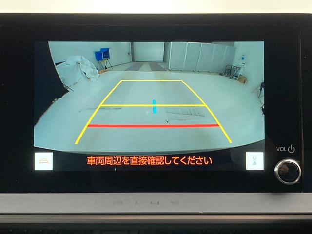 ������̃o�b�N�J�����͉�ʂɃ��C�����\������Ă���܂��̂ŁA�o�b�N���̃N���}�̐i�s�����̖ڈ��ɂȂ�܂��B��荂�����x���ŎԌɓ�����T�|�[�g����A�֗��ȋ@�\�ł��ˁB