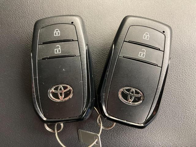 ���̃N���}�ɂ͓��R�̂悤�ɕt���Ă��܂����A����ς肠��ƕ֗��ȃX�}�[�g�L�[�B�{�^����ŃN���}�̌��̊J���\�ł��B