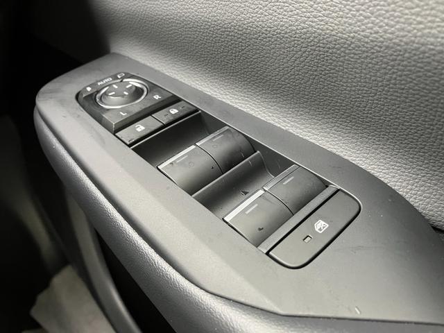 プリウス Ｇ　雹害　８インチディスプレイオーディオ　バックモニター　ＢＳＭ　シートヒーター　Ａｃ１００Ｖ電源　ＥＴＣ２．０　フルセグＴＶ　ウインドシールドデアイサー　ＬＥＤヘッドライト　スマートキー（24枚目）