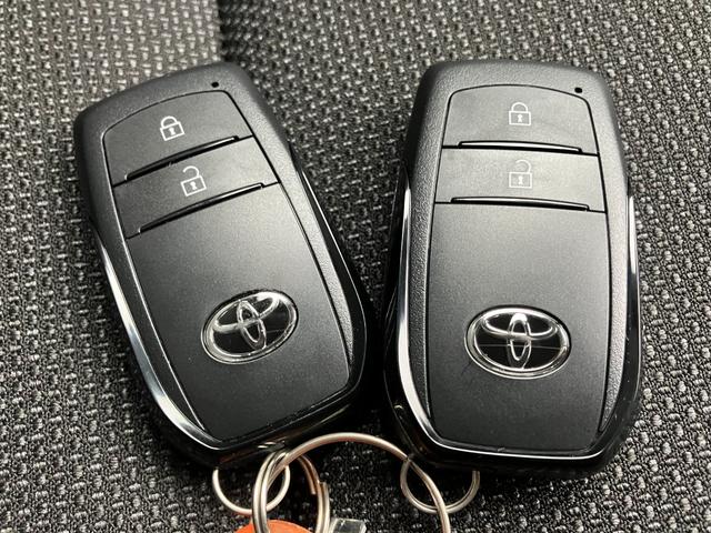 ���̃N���}�ɂ͓��R�̂悤�ɕt���Ă��܂����A����ς肠��ƕ֗��ȃX�}�[�g�L�[�B�{�^����ŃN���}�̌��̊J���\�ł��B