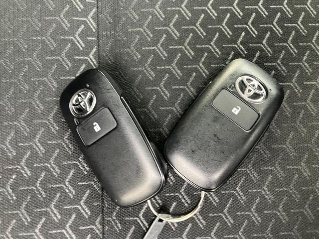 ���̃N���}�ɂ͓��R�̂悤�ɕt���Ă��܂����A����ς肠��ƕ֗��ȃX�}�[�g�L�[�B�{�^����ŃN���}�̌��̊J���\�ł��B