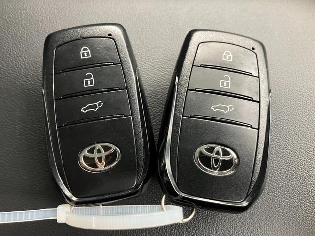 ���̃N���}�ɂ͓��R�̂悤�ɕt���Ă��܂����A����ς肠��ƕ֗��ȃX�}�[�g�L�[�B�{�^����ŃN���}�̌��̊J���\�ł��B