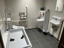 多目的トイレあります♪おむつ交換台を備えた多目的トイレは、障がいのある方や小さなお子さま連れでも安心してご利用いただけます。