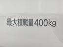 Ｇ　雹害　純正ＦＭ／ＡＭオーディオ　バックモニター　ＡＣ１００電源　積載量４００ｋｇ　電動格納ミラー　パワーウインドウ（前席）　４ＷＤ車　マニュアルエアコン　キーレスエントリー　ＡＵＸ接続（23枚目）