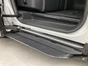 オプション装備のユニバーサルステップ(両側)がついています。