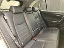 後部座席のスペースもしっかり確保しております。大人の方が乗るにも十分で、チャイルドシートをつけてもお子様の乗り降りもラクラクです。長時間ドライブも疲れにくそうですね。