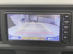 こちらのバックカメラは画面にラインが表示されておりますので、バック時のクルマの進行方向の目安になります。より高いレベルで車庫入れをサポートする、便利な機能ですね。 3